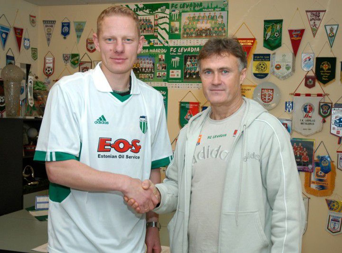 Marek Lemsalu (vasakul) kätleb FC Levadia peatreeneri Tarmo Rüütliga.