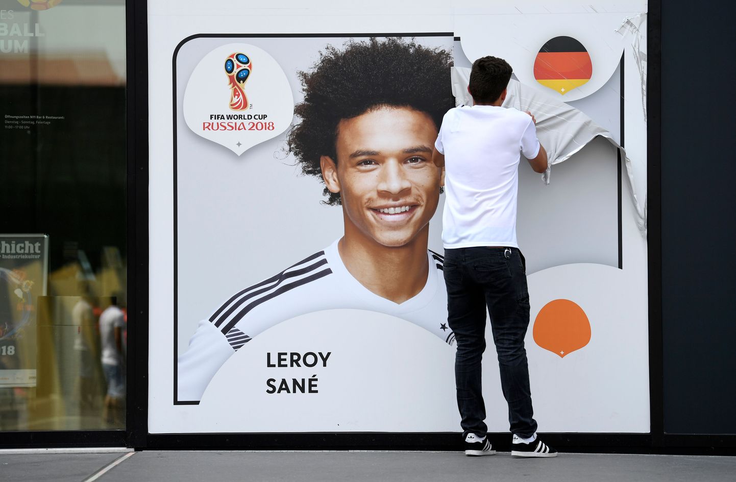Moskva (ja MM) pisaraid ei usu: töötaja eemaldab Dortmundis suurelt reklaamtahvlilt Leroy Sané üleelusuurust plakatit.