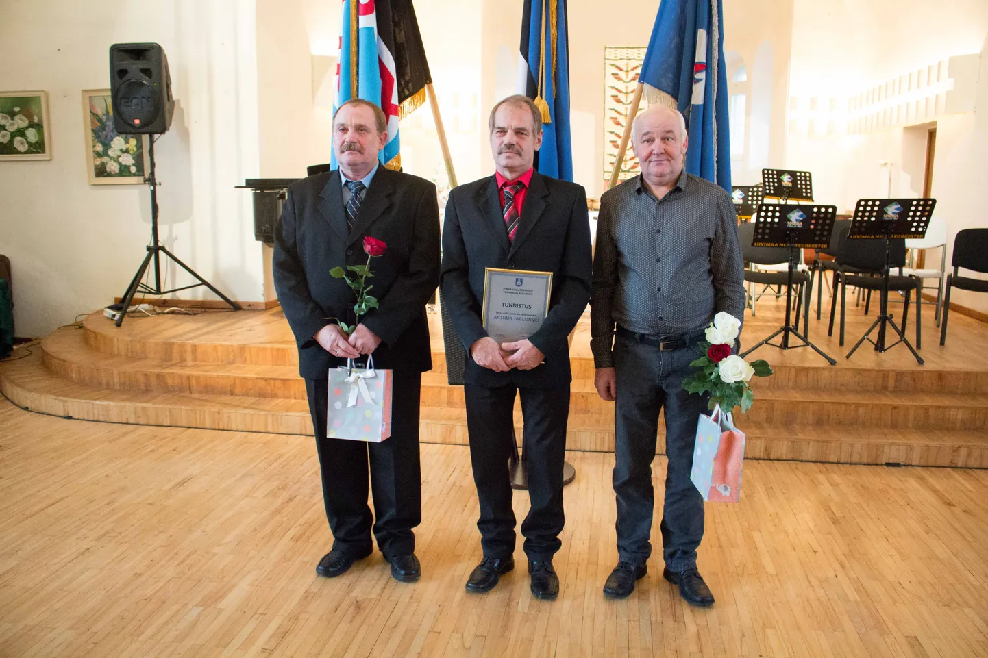 Isadepäeva kontserdil Tõrva kirik-kammersaalis 2019. aastal pälvis Tõrva valla aasta isa tiitli Arthur Jablonski. Fotol lisaks nominendid Sulev Adamson (vasakul) ja Kalev Laar.