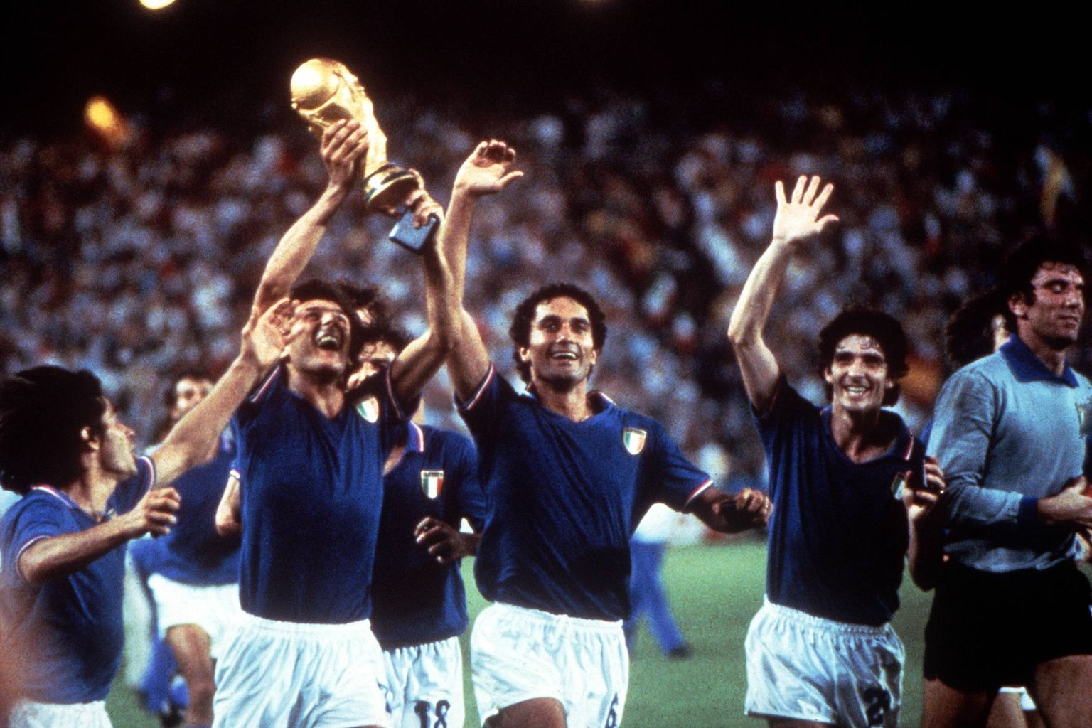 Itaalia mängijad Dino Zoff (paremalt), Paolo Rossi ja Claudio Gentile rõõmustamas MM-tiitli üle.