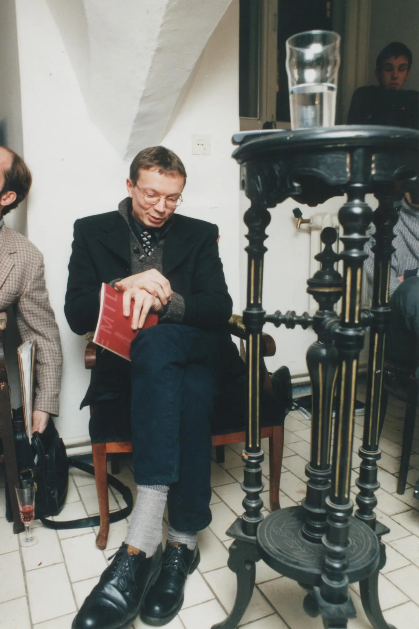 Emil Tode ehk Tõnu Õnnepalu hakkab 1996. aastal publikule ette lugema oma värskest luulekogust «Mõõt».