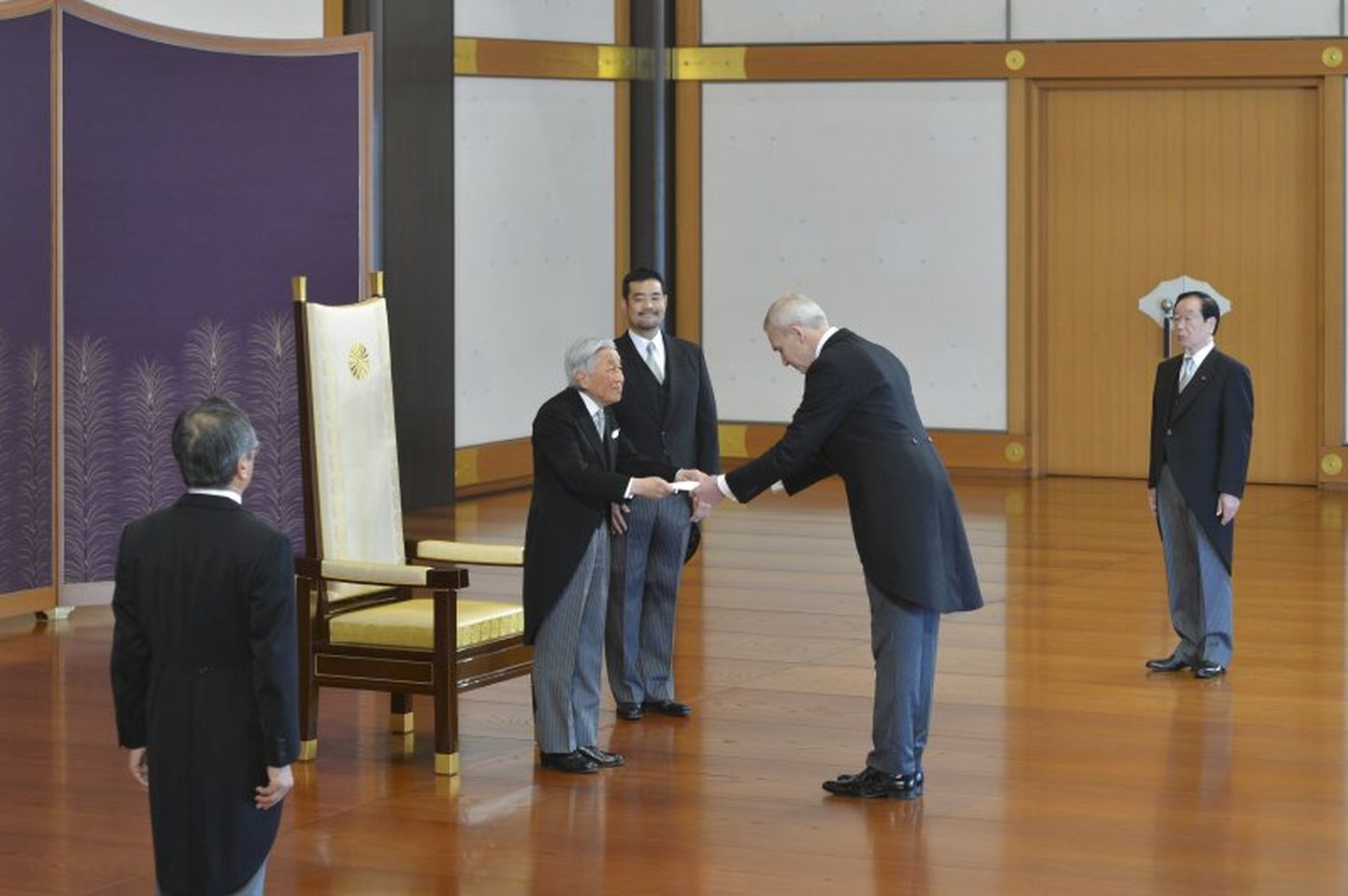 Jaapani keiser Akihito ja Eesti suursaadik Väino Reinart