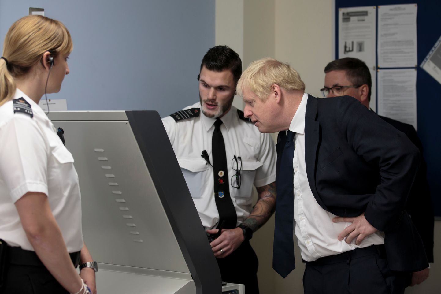Suurbritannia peaminister Boris Johnson sai tõelise üllatuse osaliseks, kui talle näidati, kuidas kriminaalid keelatud aineid vanglatesse smugeldada proovivad.