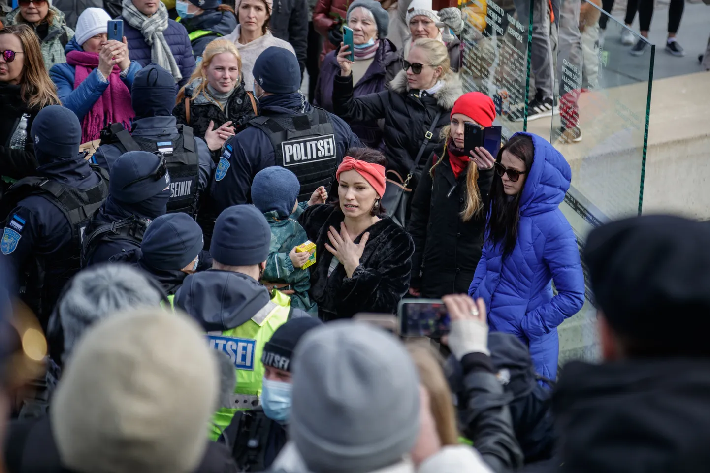 Silvia Ilves sõneles politseinikega.