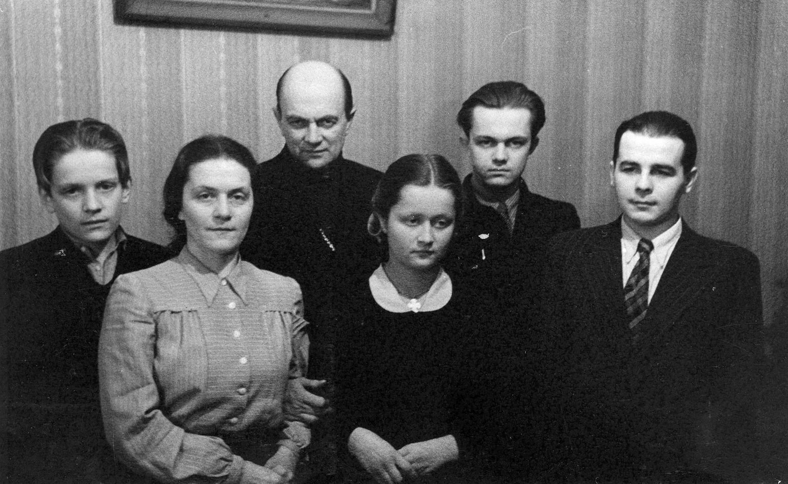 Andres, Maimu, Maarja, Harri, Eenok Haamer ja kasupoeg Albert Elvi 1955. aastal.