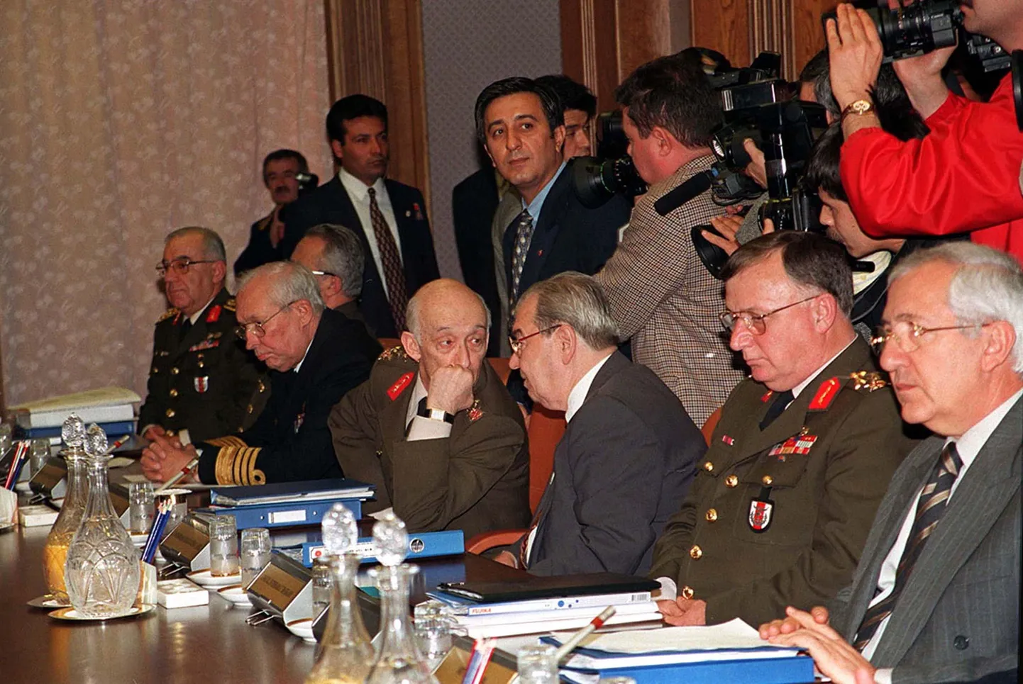 Riigipöördes osalenud Türgi kindralstaabi liikmed julgeolekunõukogu istungil. 26. aprill 1997.