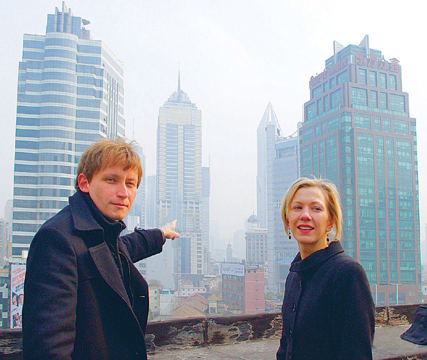 Tõnis Kimmel ja Merje Müürisepp Shanghais oma sealse elupaiga katuseterassil.