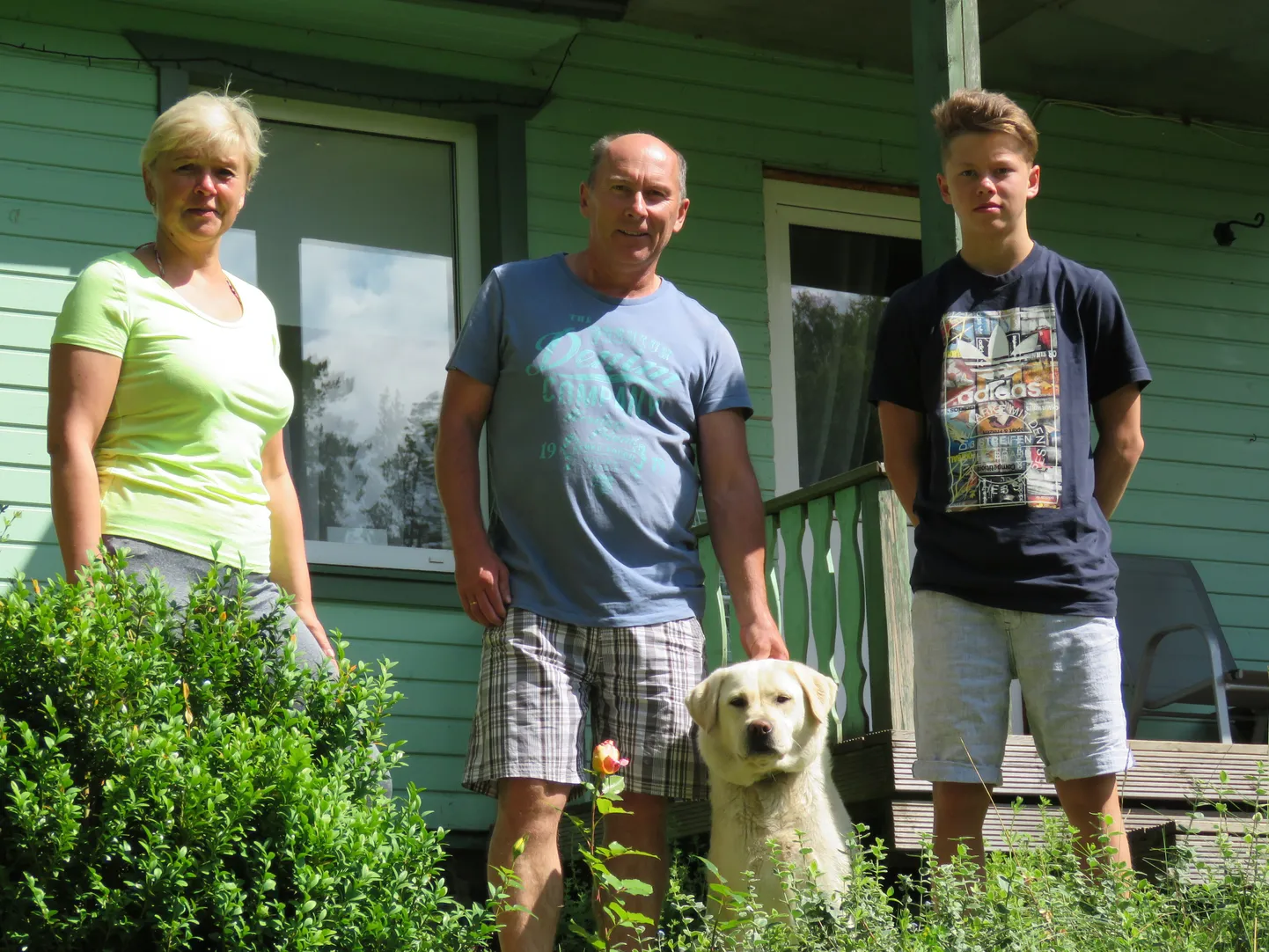 Krista, Kalev ja Artti Aigro oma koduõuel Otepää vallas Kastolatsi külas. Pilt on tehtud eelmisel suvel, mil suusahüppajast poeg sai kodus olla.