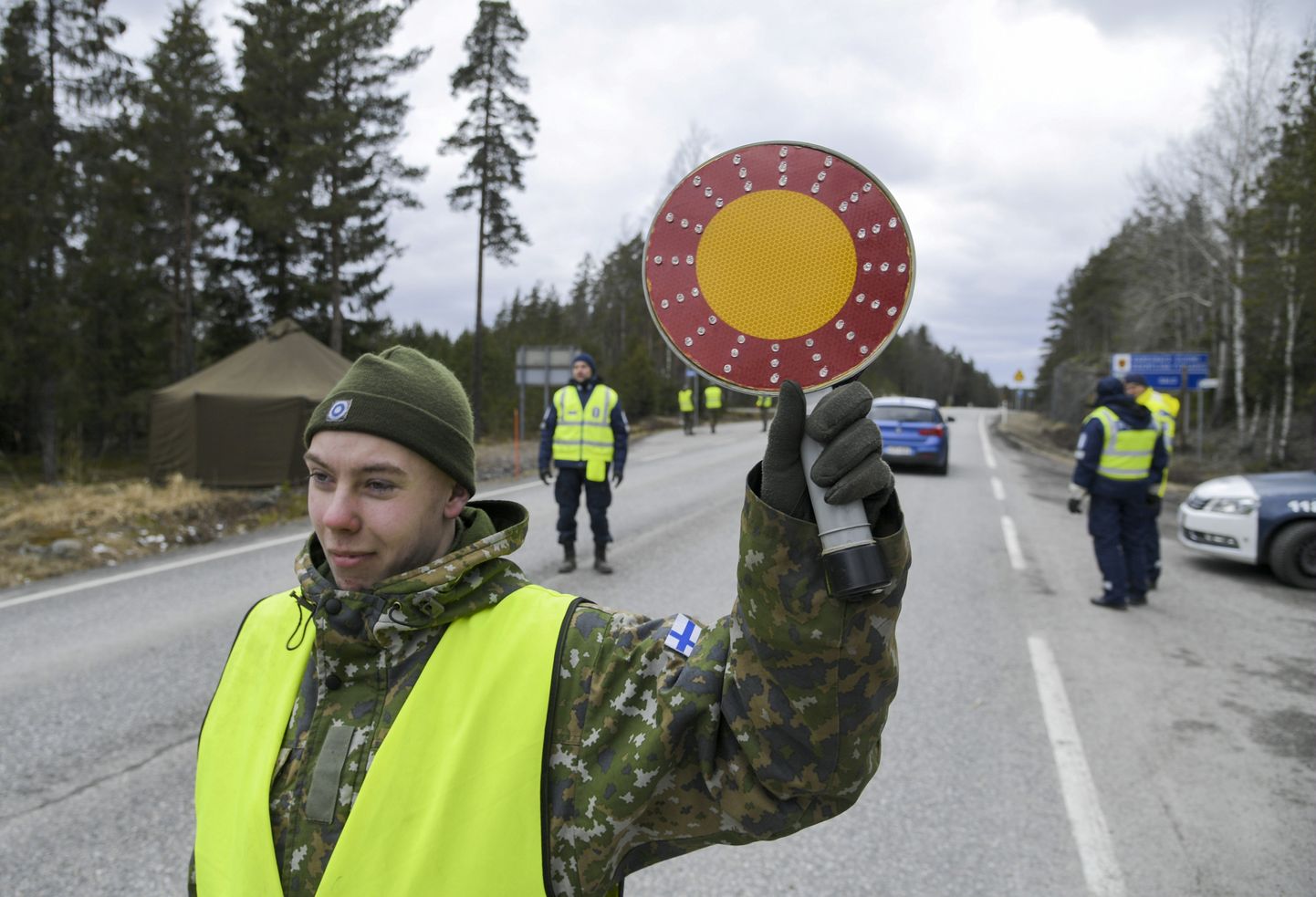 Soome sõjaväelased ja politseinikud autojuhte kontrollimas.