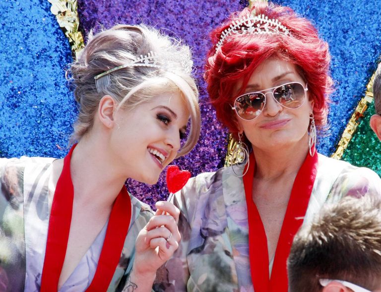 Sharon Osbourne (paremal) koos oma tütre Kellyga 2010. aastal. Sharonil on praktiliselt kaks aastakümmet värvinud oma juukseid punaseks, vahel isegi väga erksaks nagu pildil näha.