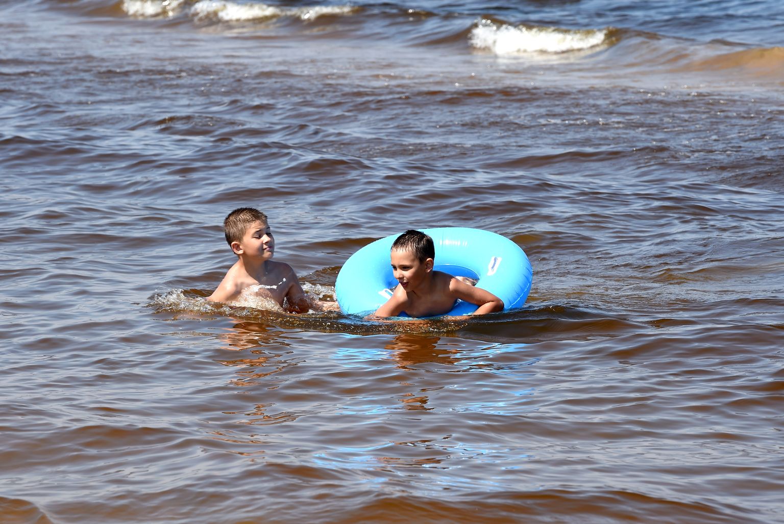 Дети купаются на пляже в Вецаки