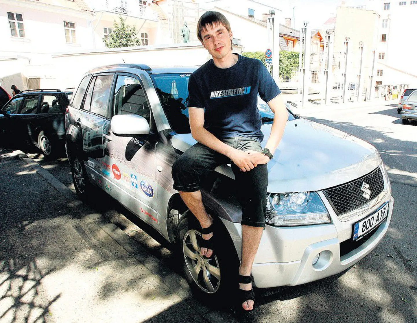 Rallimaailma tipus sõitva Urmo Aava kaardilugeja Kuldar Sikk tõdes, et ainult selle tööga ära ei ela. Sellepärast tuleb tal Elvas
ja Tartus teha igapäevatööd, mis on samuti autospordiga seotud. Argipäeviti sõidab ta ringi Suzuki Vitaraga.