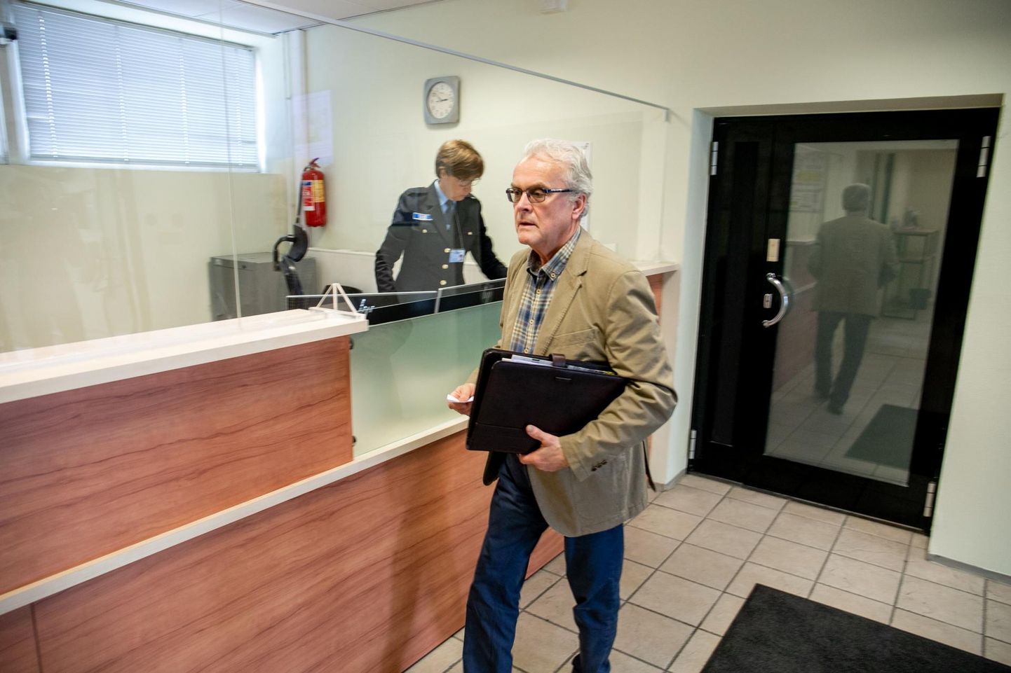 Advokaat Rünno Roosmaa läks Pärnu politseijaoskonda, et pärast vahistamist esimest korda kohtuda oma kliendi Mikk Tarrastega.