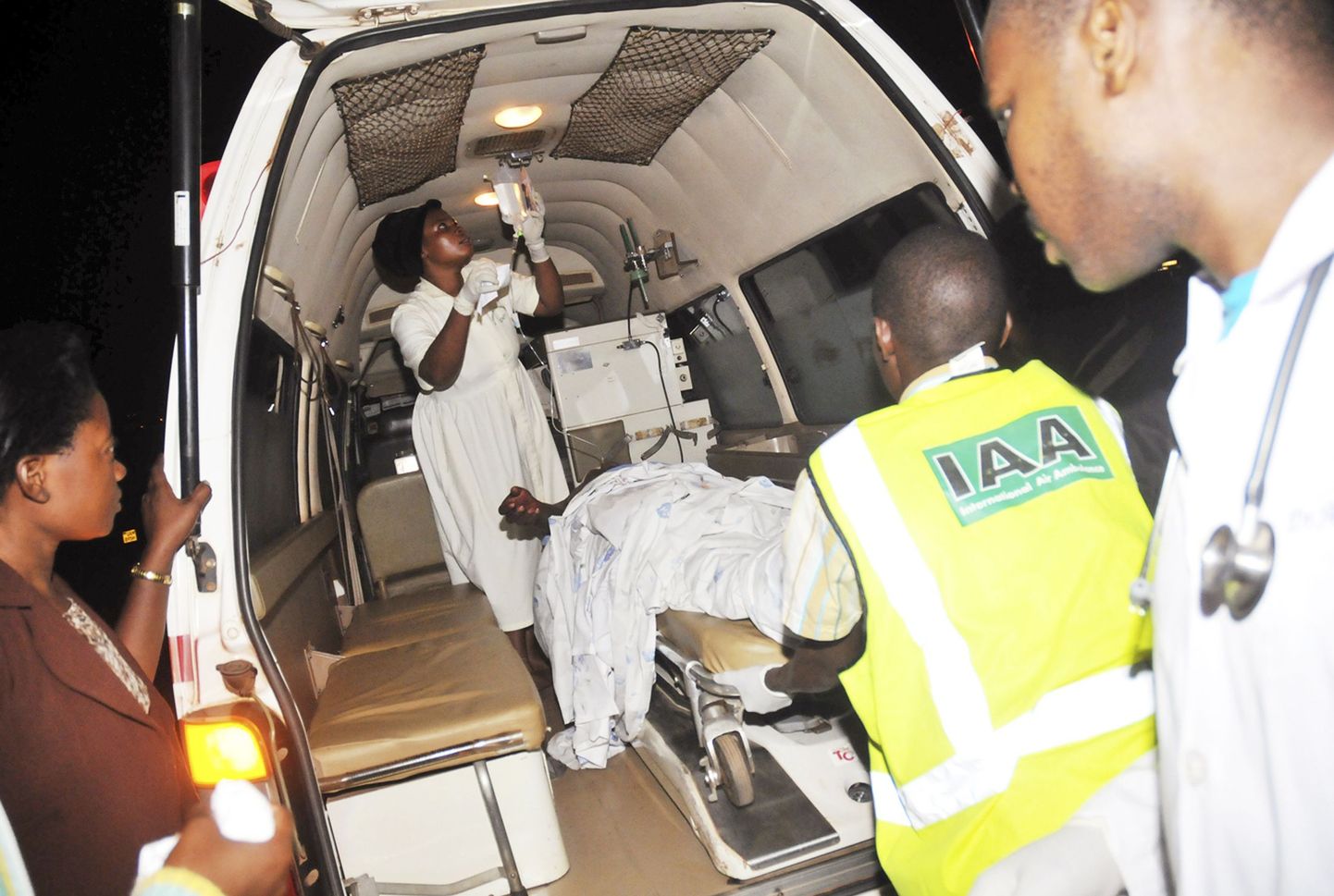 Arstid plahvatuses viga saanud isikut Kampalas haiglasse viimas.