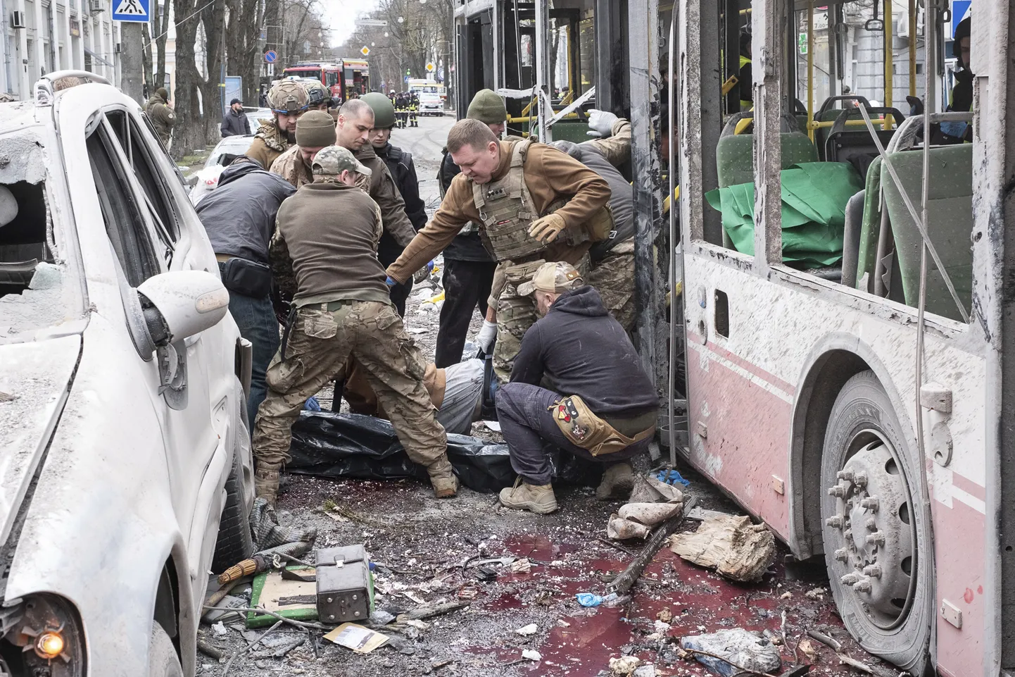Päästetöötajad Sumõ kesklinnas pärast raketirünnakut liinibussist surnukehi välja toomas.