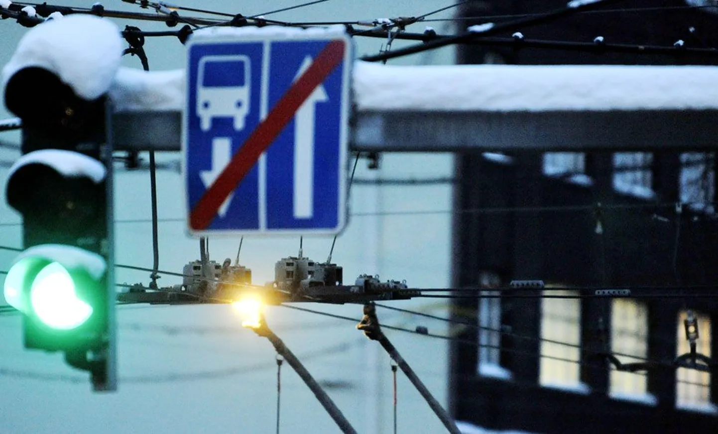 Kui elektri hind 1. aprillist ligi poole võrra tõuseb, ei jää trammid ja trollid seisma, tõenäoliselt langevad aga trammi- ja trollikoondise töötajate palgad.