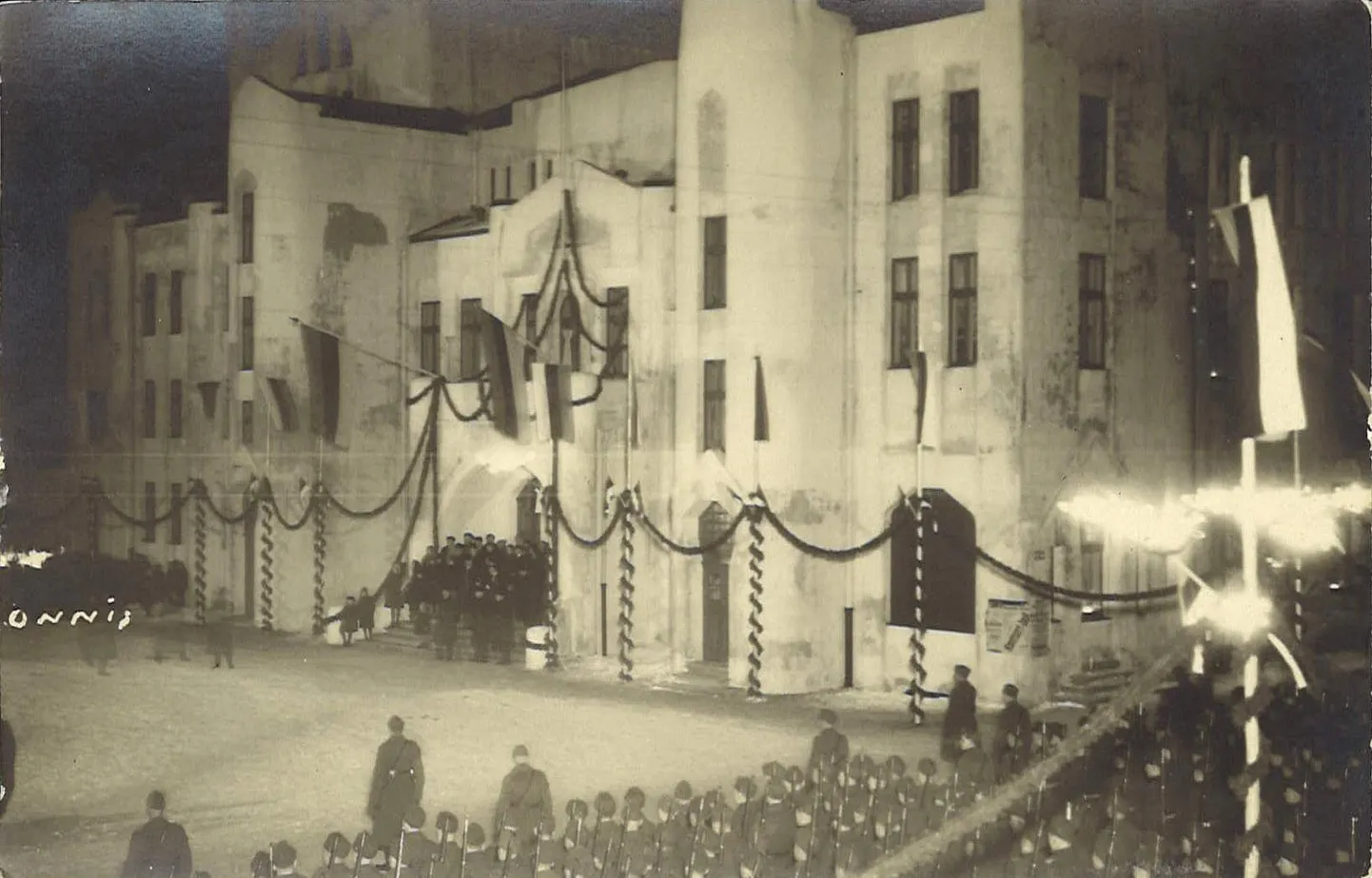 Iseseisvusmanifesti ettelugemist 1918. aasta 23. veebruaril on Pärnus alati auga meenutatud. Vabariigi kümnenda aastapäeva puhul toimus Endla teatri ees sel puhul rahvarohke välisaktus.