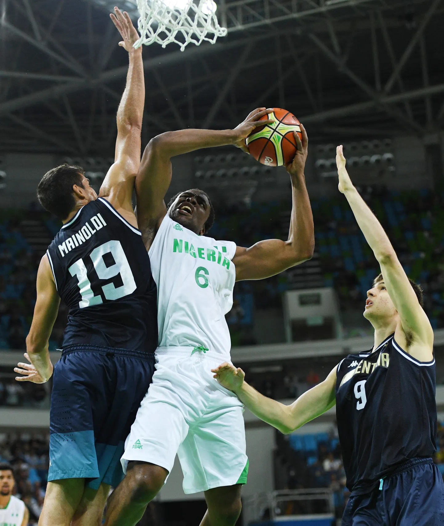 Ike Diogu Argentina mängijate Leo Mainoldi (19)ja Nicolas Brussino (9)vahel.