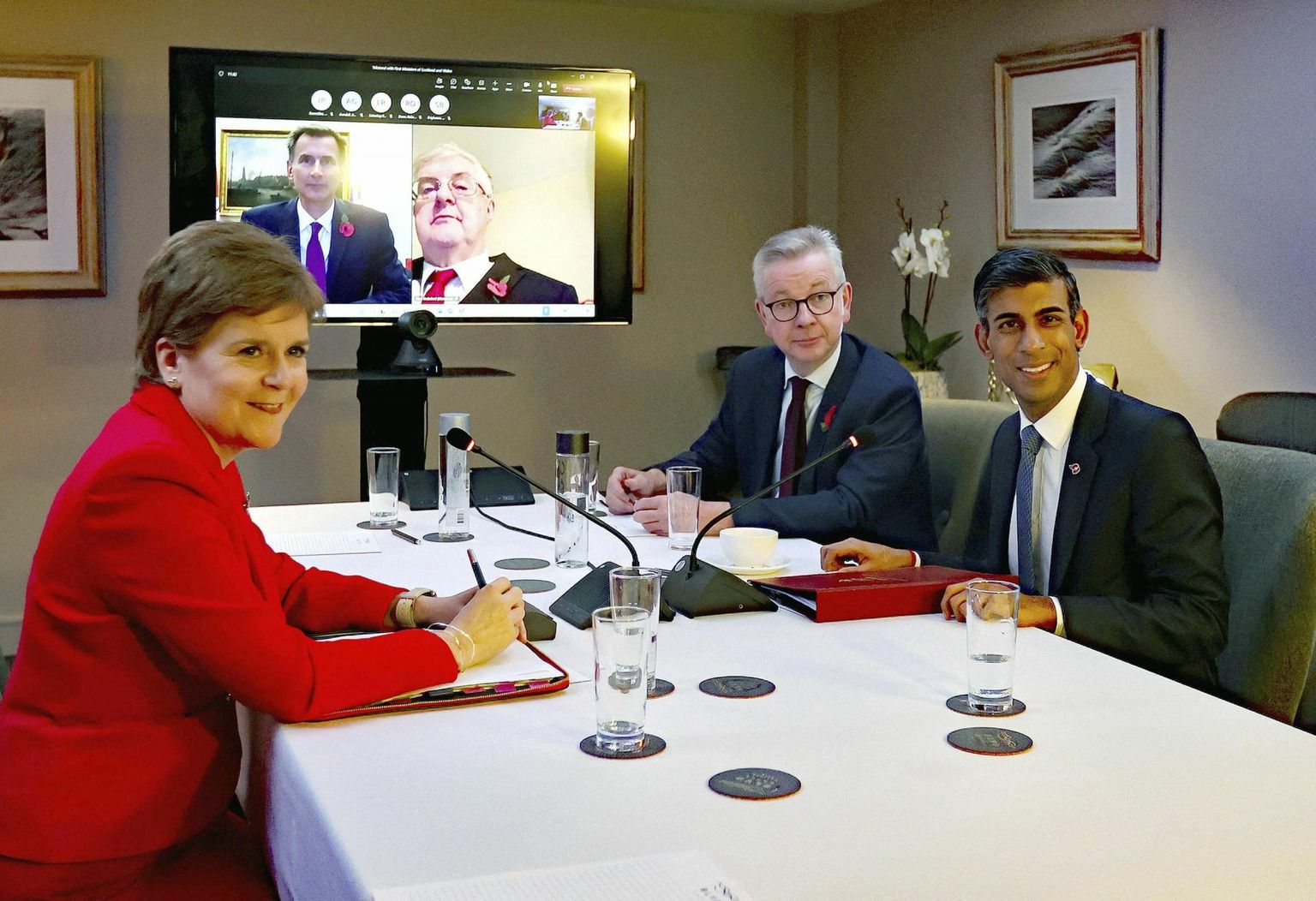 Ühendkuningriigi peaminister Rishi Sunak (paremal) ja Šotimaa esimene minister Nicola Sturgeon (vasakul) 10. novembril Briti-Iiri Nõukogu kohtumisel Blackpoolis. 