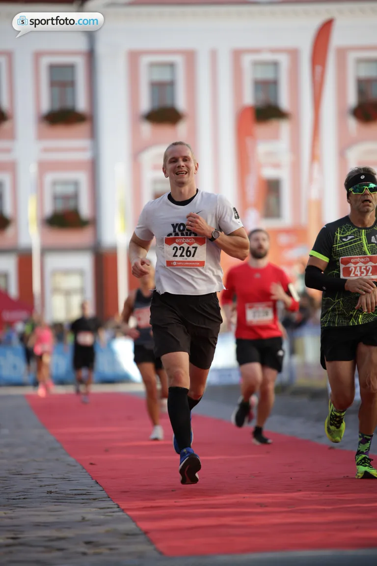 Finišijoon toob alati naeru näole. Fotol Postimehe ajakirjanik (vasakul) lõpetab 13. Tartu Maratoni poolmaratoni.