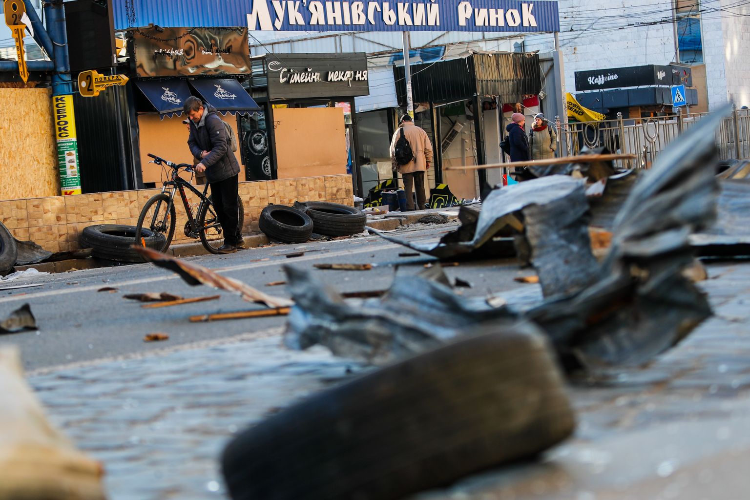 Jalgrattur Kiievis üritab liikuda mürsutabamuse tõttu tekkinud prügi vahel eile.