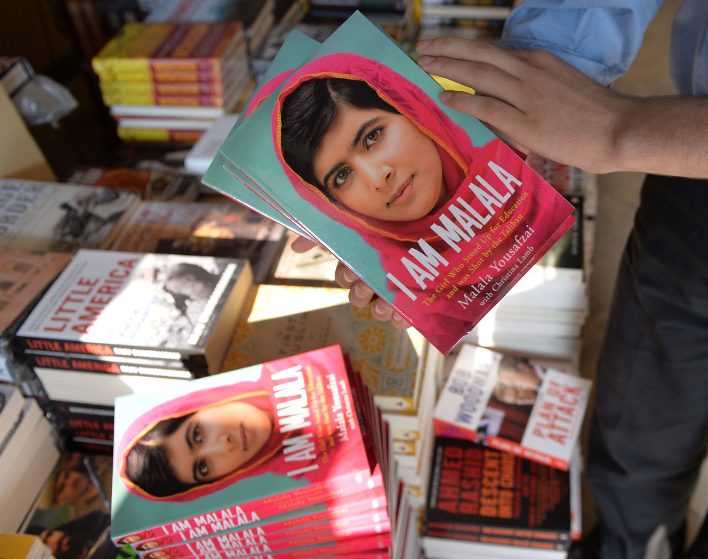 Pakistani lapsaktivisti Malala Yousafzai memuaardi Islamabadi ühes raamatupoes.