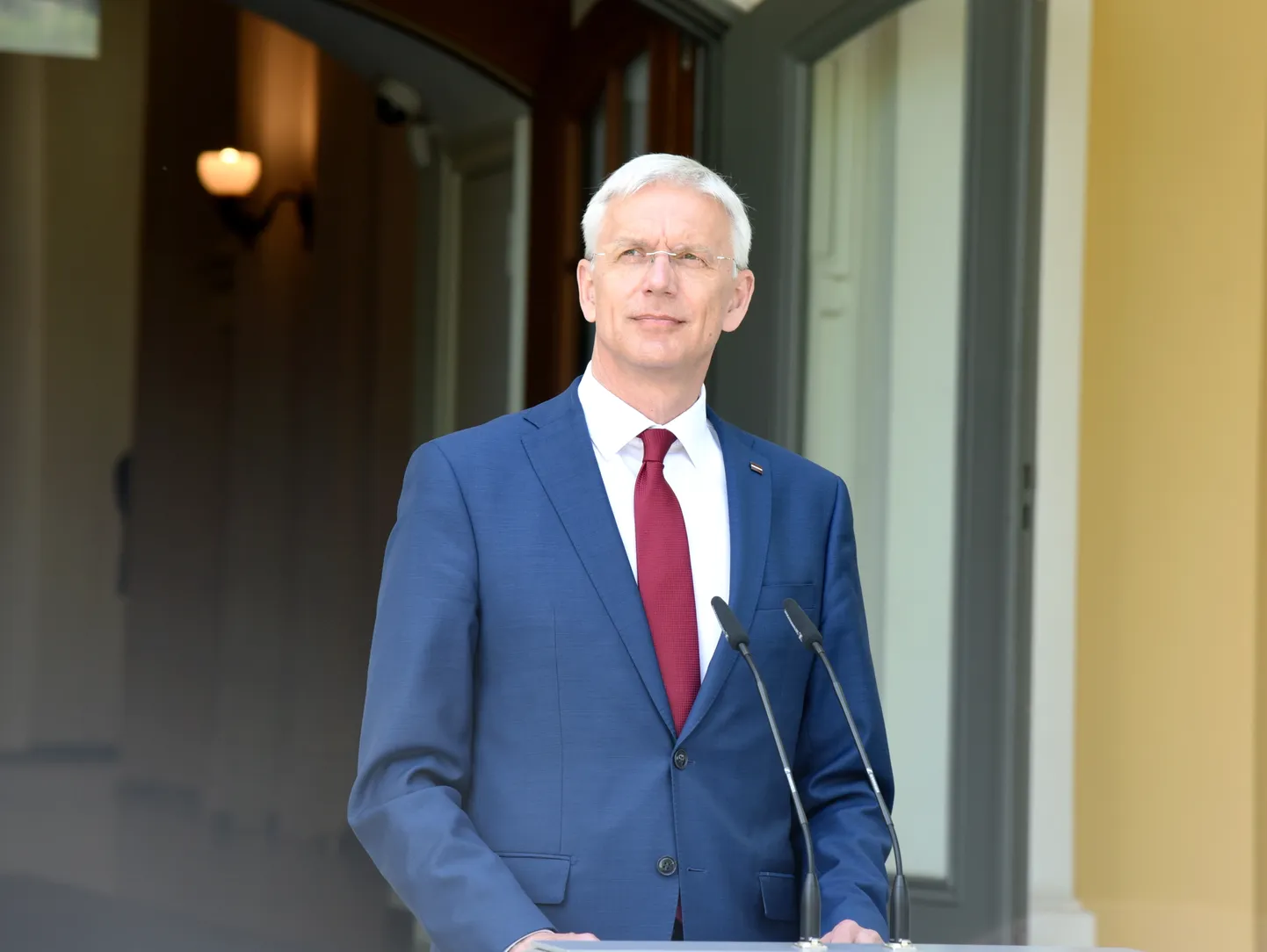 Ministru prezidents Krišjānis Kariņš Rīgas pils dārzā pēc tikšanās ar Valsts prezidentu sniedz paziņojumu medijiem.