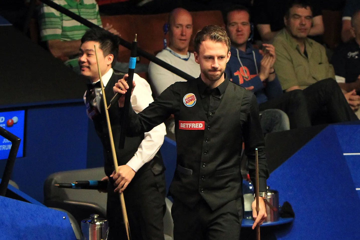 Judd Trump (paremal) näitas Ding Junhuile kiiresti koha kätte