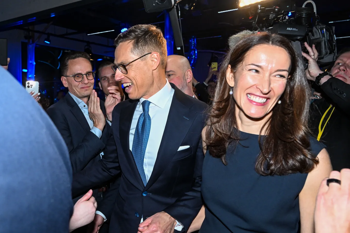 Soome  presidendikandidaat Alexander Stubb koos oma naise Suzanne Innes-Stubbiga 11. veebruaril 2024 Helsingis Koonderakonna valimispeol. Foto on tehtud siis, kui Stubb sai just teada, et võitis valimiste teise vooru. Temast saab Soome 13. president 1. märtsil 2024