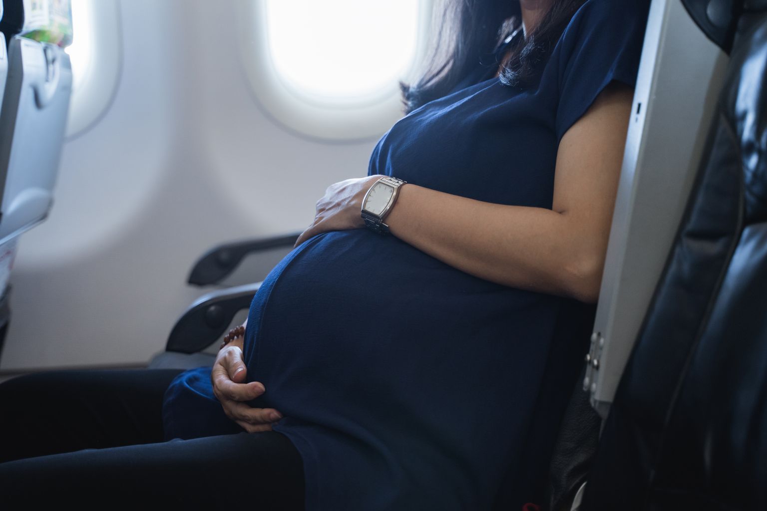 Беременная женщина в самолете. Иллюстративное фото
