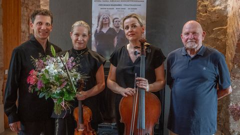 FOTO ⟩ Mazajā Mežotnes pilī izskanējis sirsnīgs "Trio Palladio" koncerts