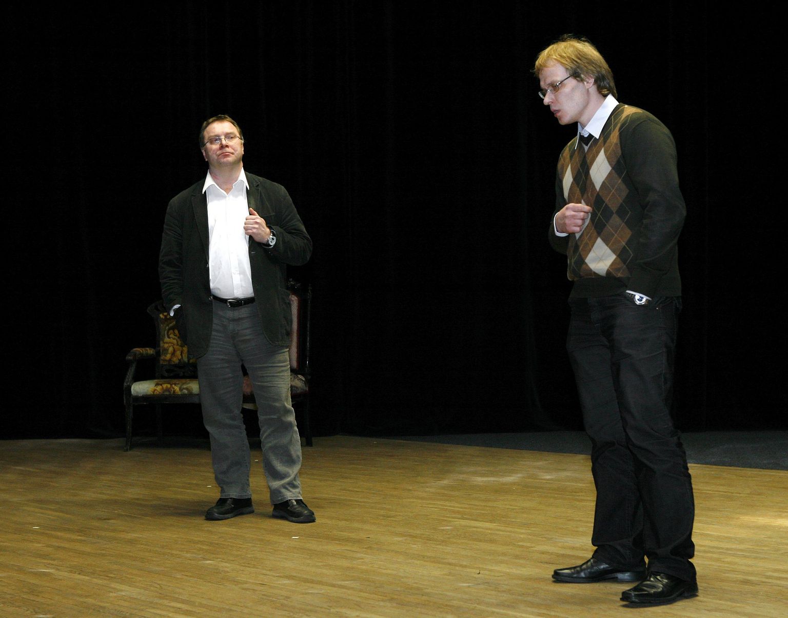 Ugala juht Peeter Tammearu ja kultuuriministeeriumi teatrinõunik Tõnu Lensment reedel Ugalas olnud koosolekul.