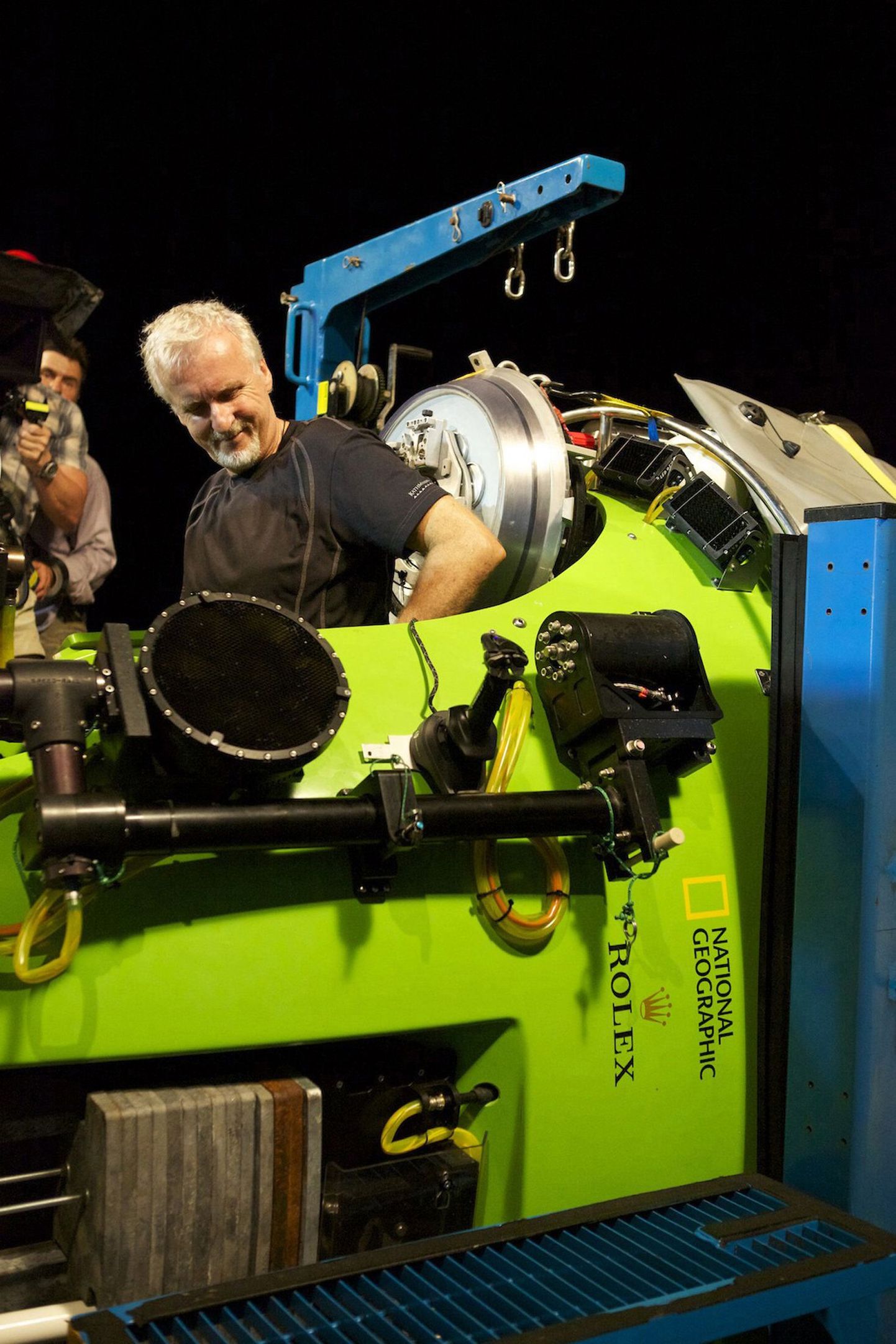 James Cameron demonstreerimas sukeldumiskapslit The Deepsea Challenger