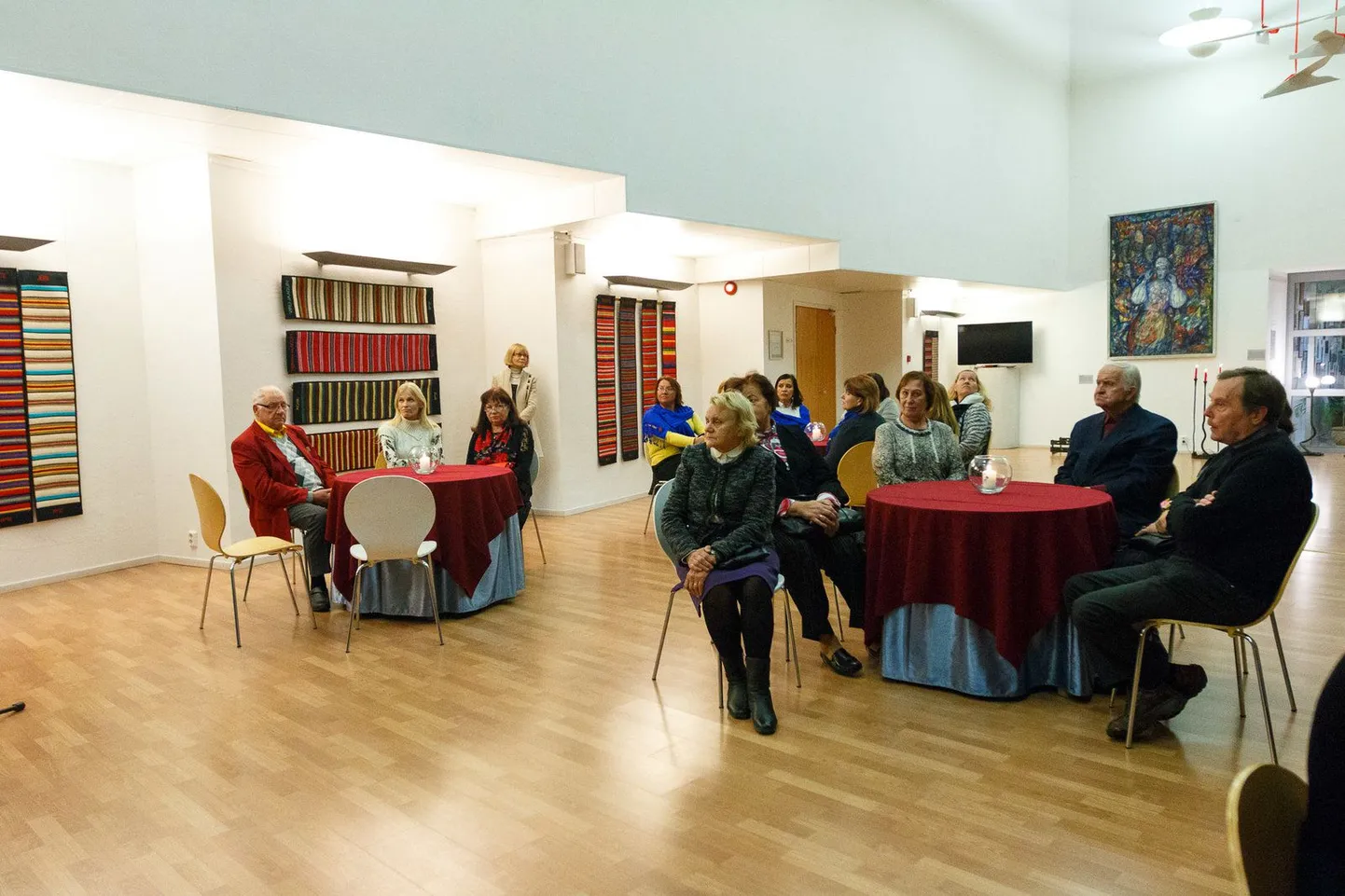 Näituste avamisele kultuurikeskusesse oli kutsutud maakonna 40 loomeinimest, keda tänati tänukirja ja meenega. Teatrisaali fuajees avati tekstiilikuntnik Ene Parsi (fotol taga seismas) isikunäitus «Eesti triibukood».