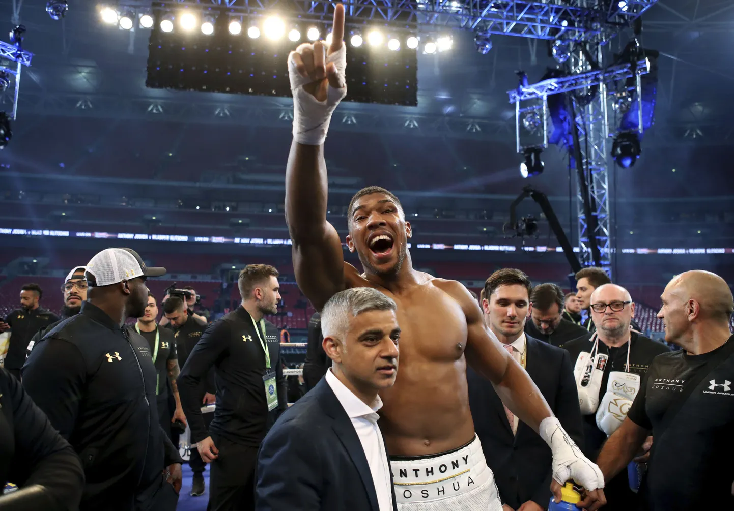 Anthony Joshua rõõmustamas Vladimir Klitško alistamise üle.