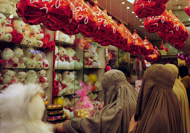 Pakistanlannad ostavad sõbrapäeva puhul kallimatele kingitusi. Foto: Scanpix