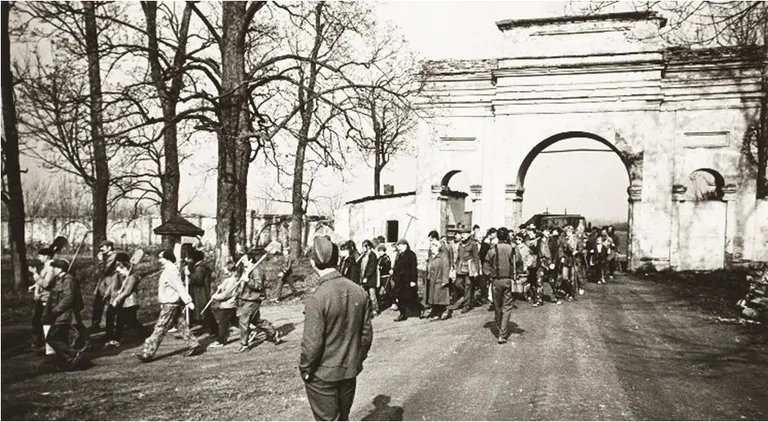Talgulised saabuvad Raadi mõisapargi korrastustöödele. Foto: