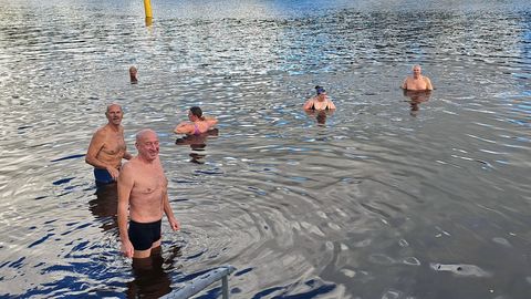 ГАЛЕРЕЯ ⟩ Смелые купальщики открыли сезон зимнего плавания