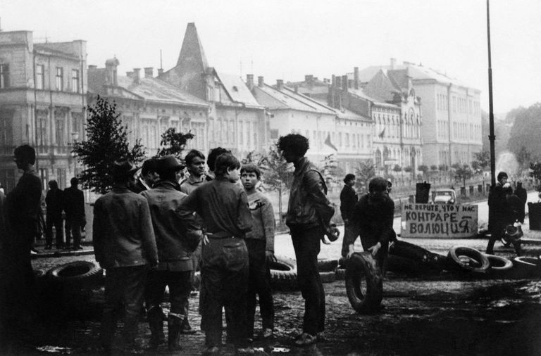 Lapseohtu noored Praha tänaval kokkupõrgete ajal.