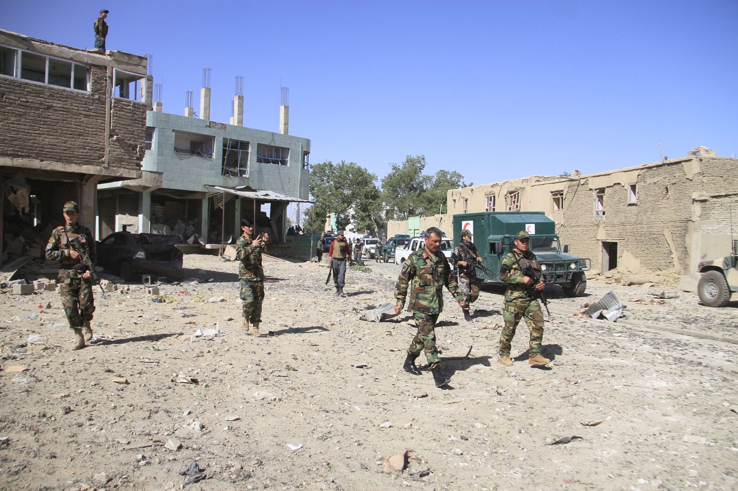 Afganistānas drošības spēki Gaznī pilsētā pārbauda sprādziena vietu, kur "Taliban" kaujinieki 7. jūlijā nogalināja vismaz 14 cilvēkus.