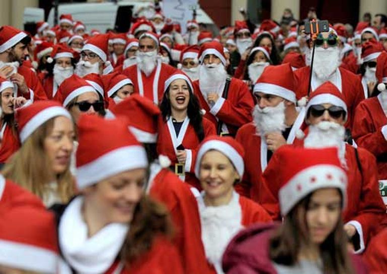 4 декабря 2016 года. Более тысячи человек приняли участие в ежегодном благотворительном забеге Санта-Клаусов 