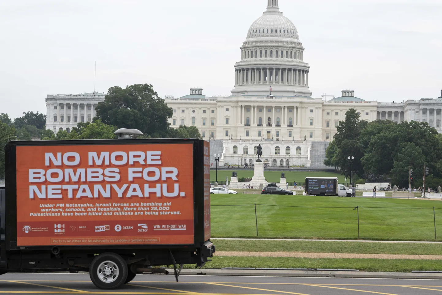 Protestiks Netanyahu tuleku pärast oli USA Kapitooliumi hoone ette pargitud auto kirjaga «Netanyahu ei saa enam pomme».