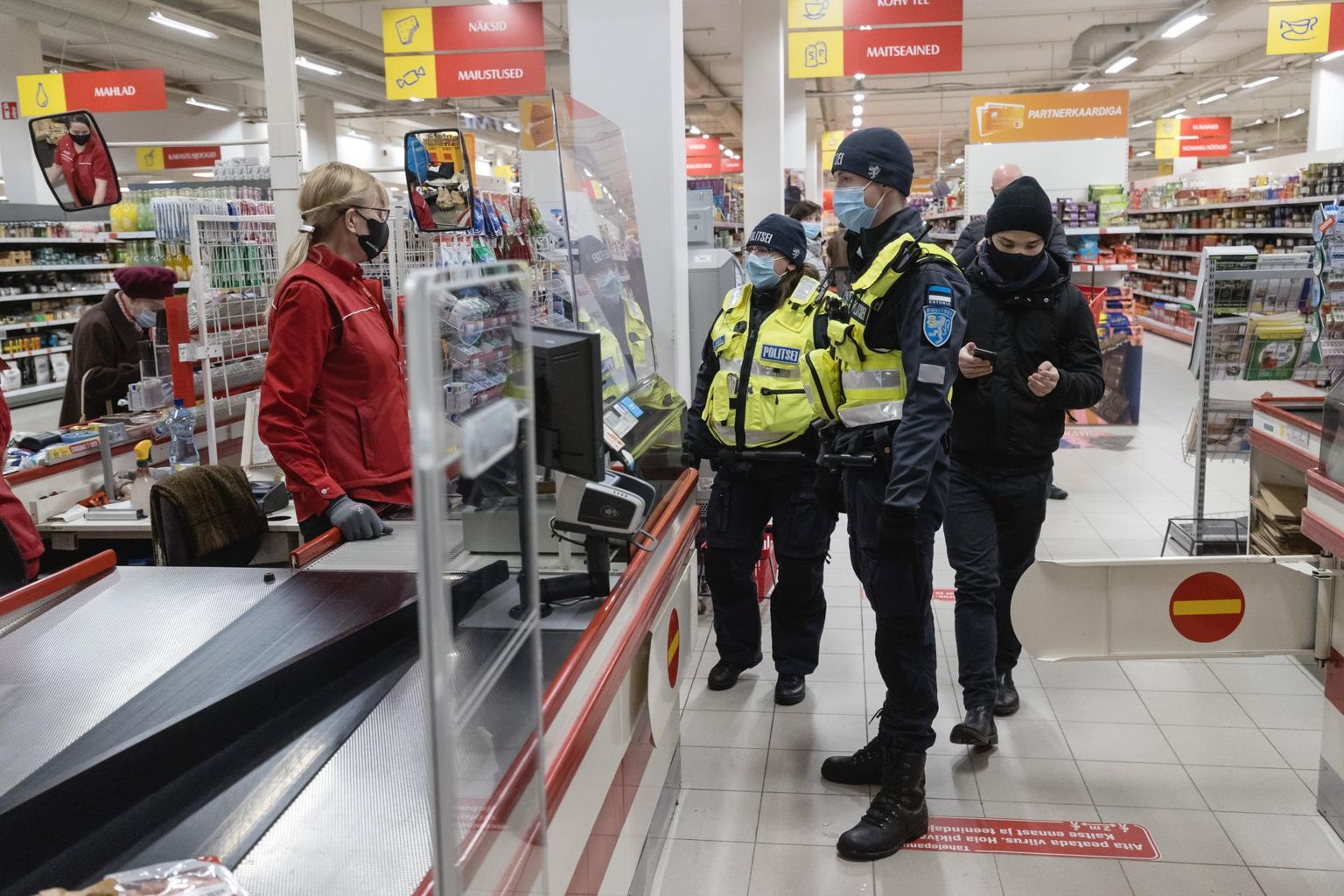 Politsei kontrollib maski kandmist Järve keskuses. 