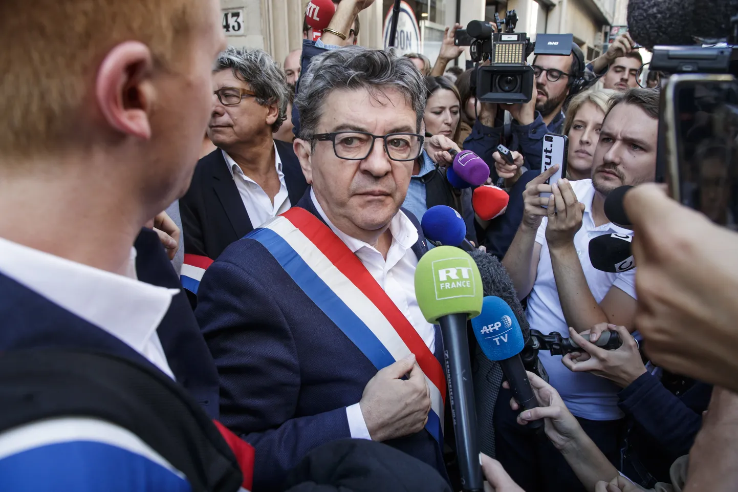 Jean-Luc Mélenchon ajakirjanike piiramisrõngas pärast seda, kui politsei otsis täna läbi tema juhitud vasakpopulistliku partei La France Insoumise'i (LFI) peakorteri.