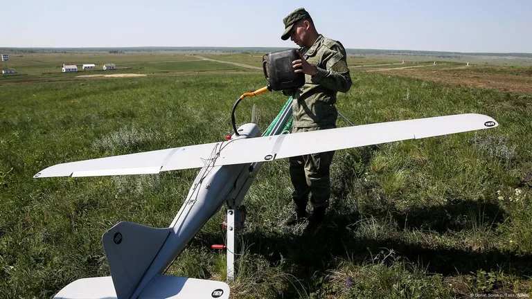 Российский военнослужащий запускает дрон