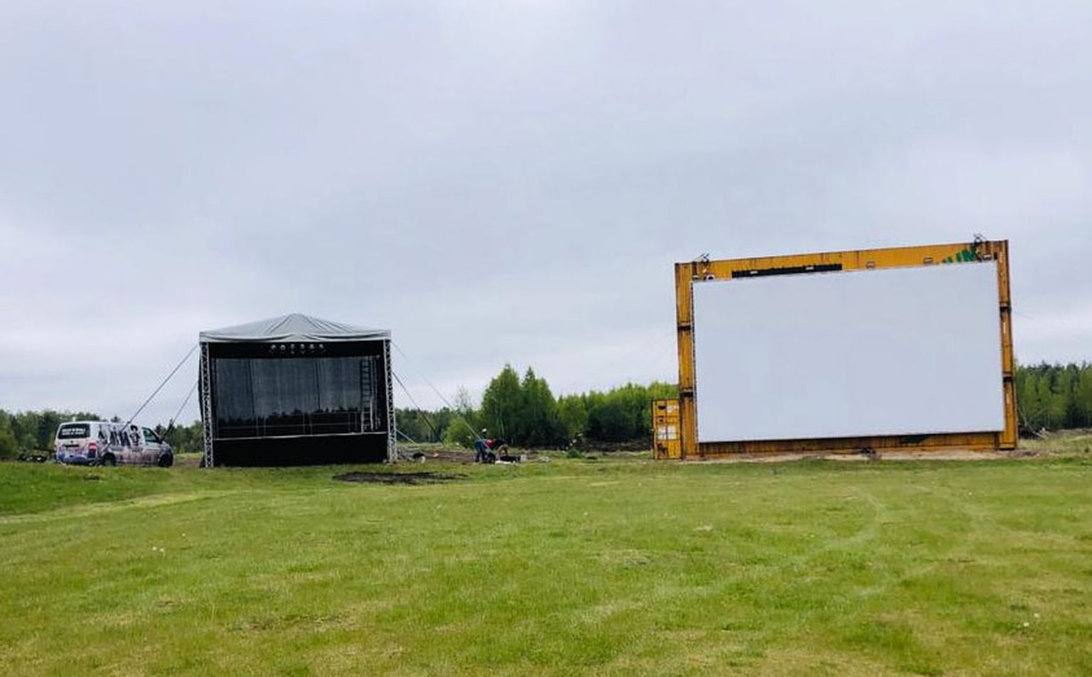 Mārupē uzstādīts lielākais auto kino ekrāns Baltijā