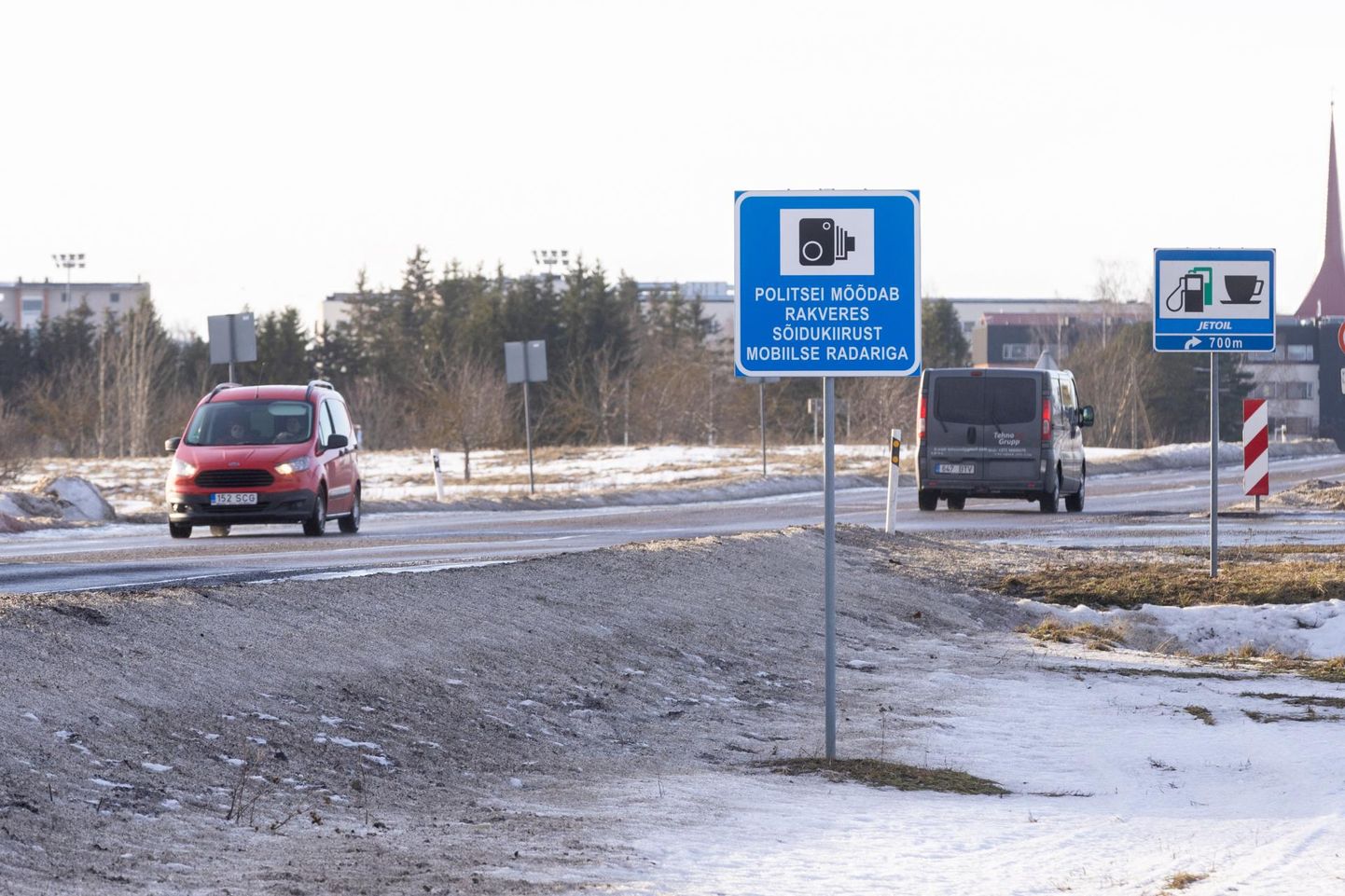 Rakvere linna piiril on juba mõnda aega olnud mobiilse kiiruskaamera eest hoiatavad märgid.