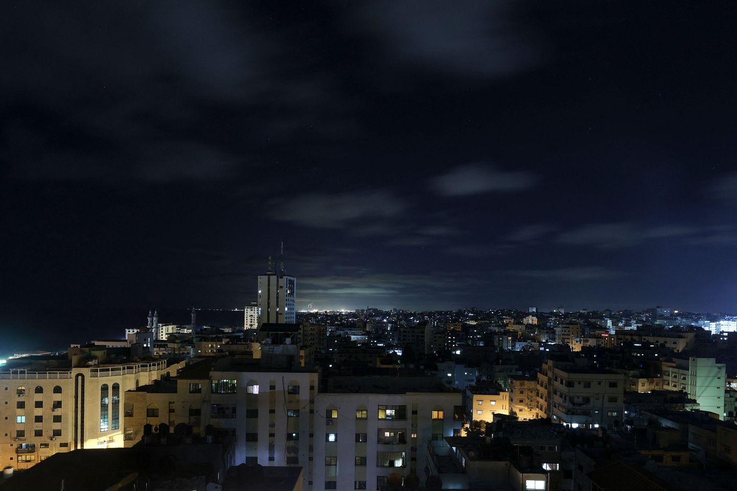 Vaade Gaza linnale ööl vastu reedet.