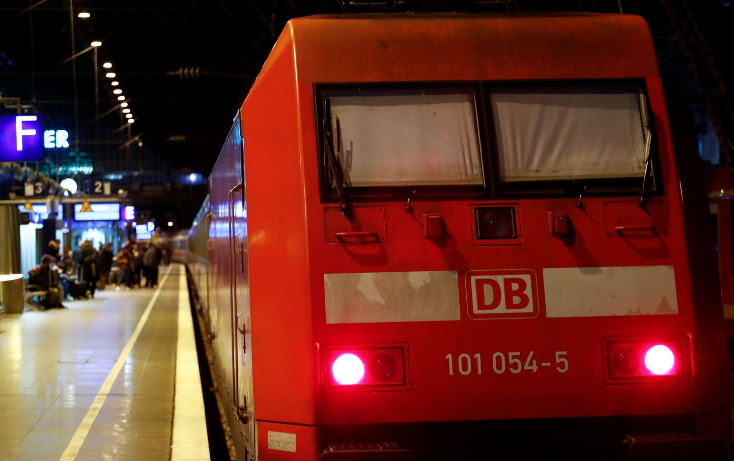 Kölni raudteejaamas olid Deutsche Bahni veduril täna hommikul aknakatted kinni ning streigi tõttu rongid ei sõitnud.