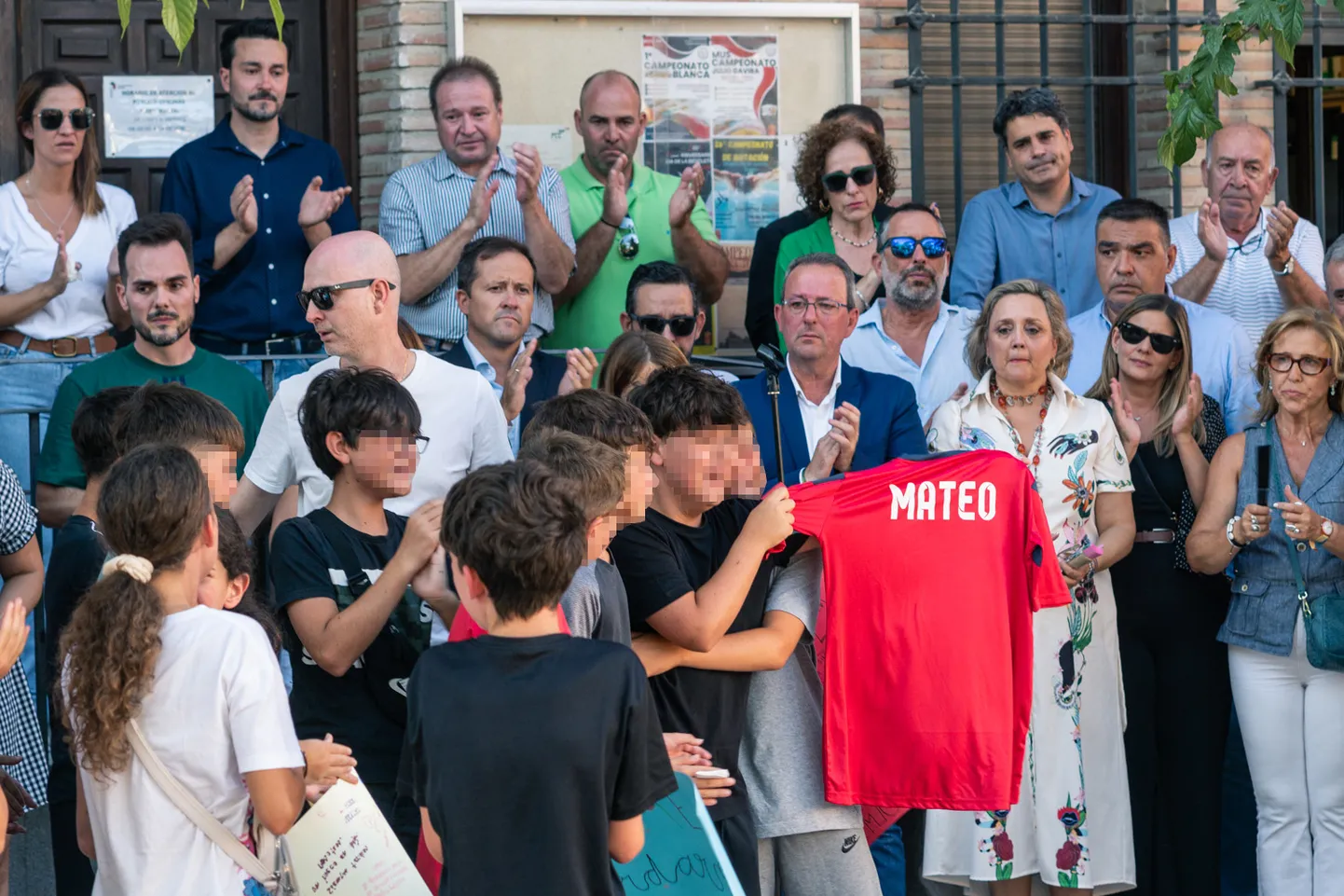 Mõrvatud poisi sõbrad ning lähedased Hispaanias Mocejóni linnas leinaminutil 18. augustil 2024. aastal.